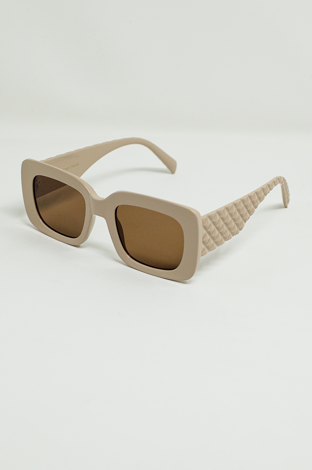 Gafas de sol ovaladas con lentes ahumados en beige
