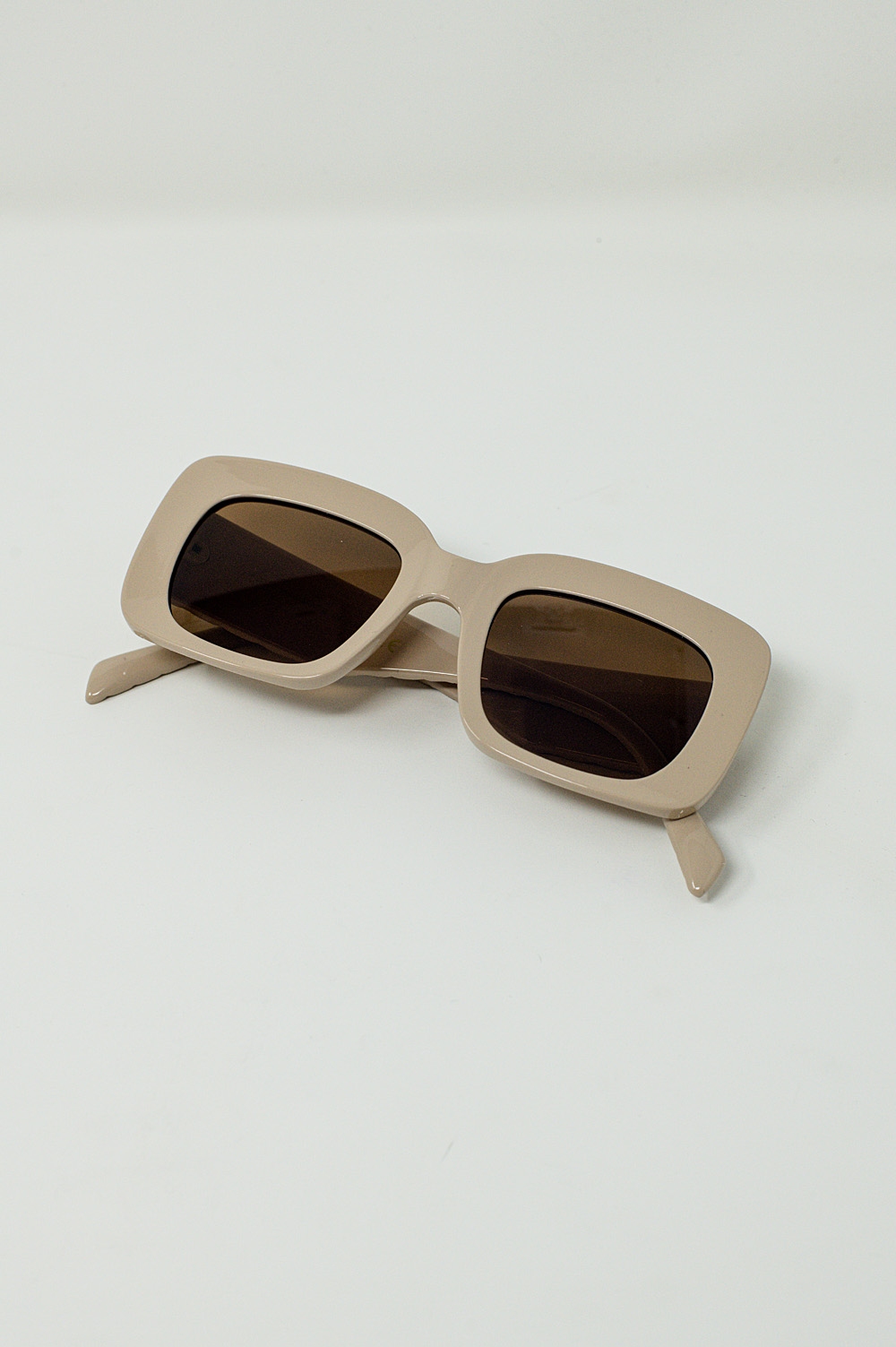 Gafas de sol ovaladas con lente ahumada en beige Gafas de sol ovaladas con lente ahumada en beige