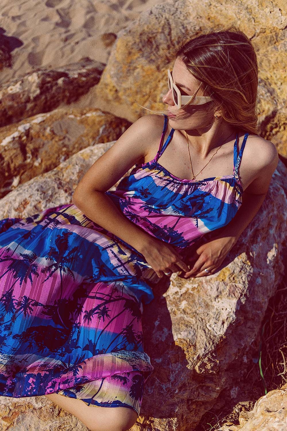 Vestido largo de espalda abierta y relajada con estampado azul tropical Vestido largo de espalda abierta y relajada con estampado azul tropical