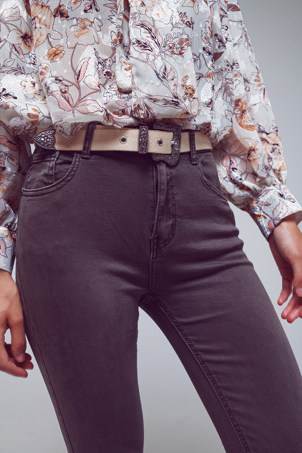 Pantalones acampanados con borde de dobladillo sin rematar en gris oscuro Pantalones acampanados con borde de dobladillo sin rematar en gris oscuro