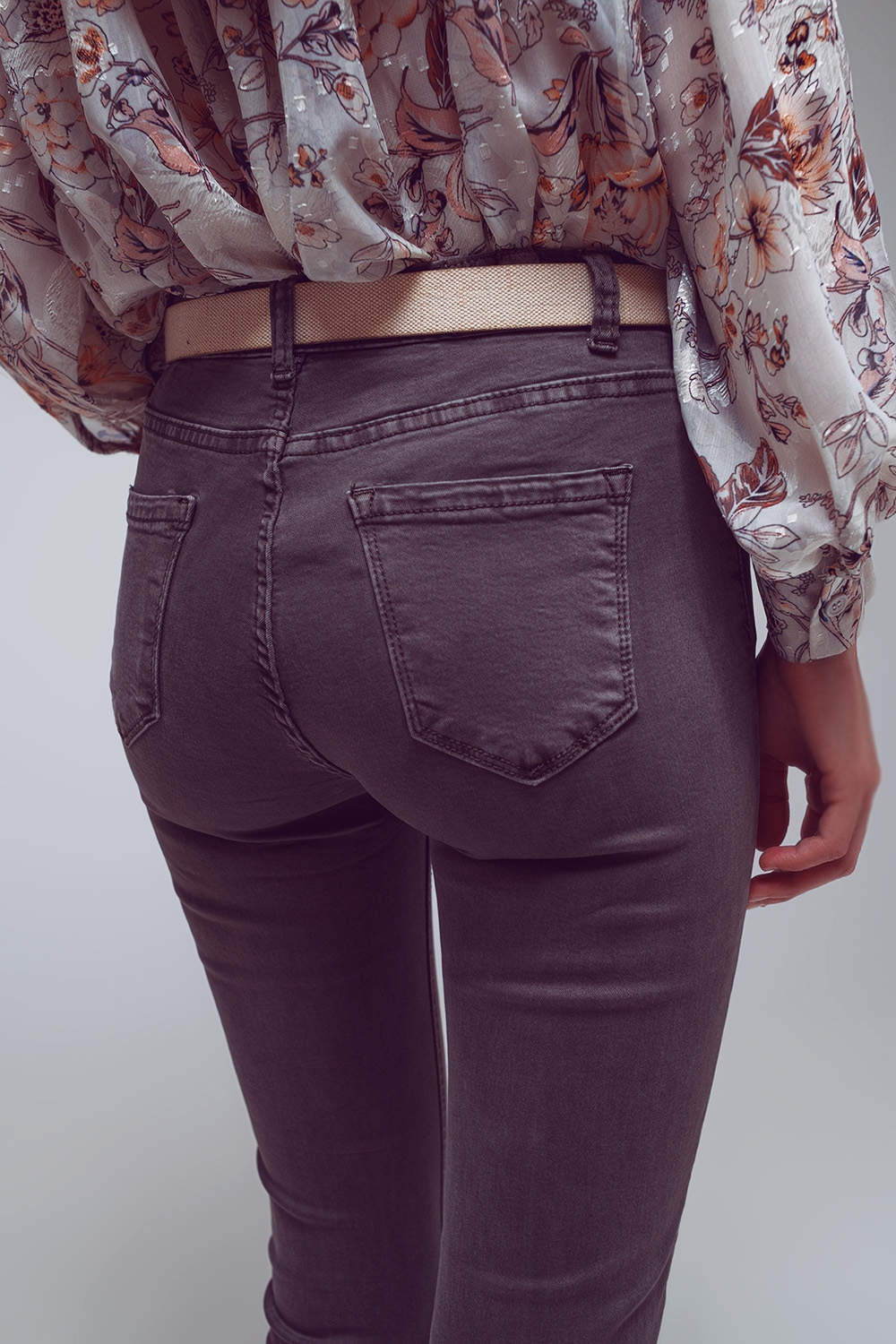 Pantalones acampanados con borde de dobladillo sin rematar en gris oscuro Pantalones acampanados con borde de dobladillo sin rematar en gris oscuro