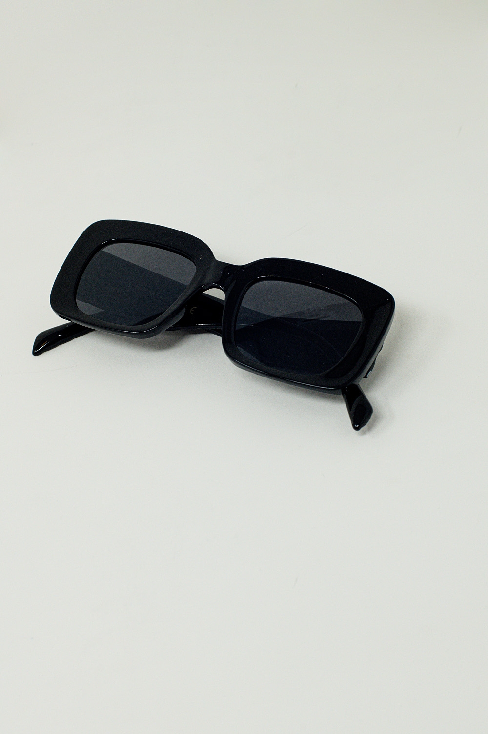 Gafas de sol ovaladas extragrandes con detalle lateral en negro