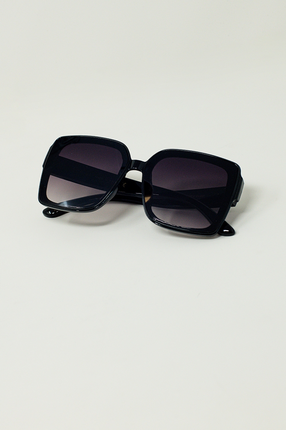 Gafas de sol estilo cuadrado en negro