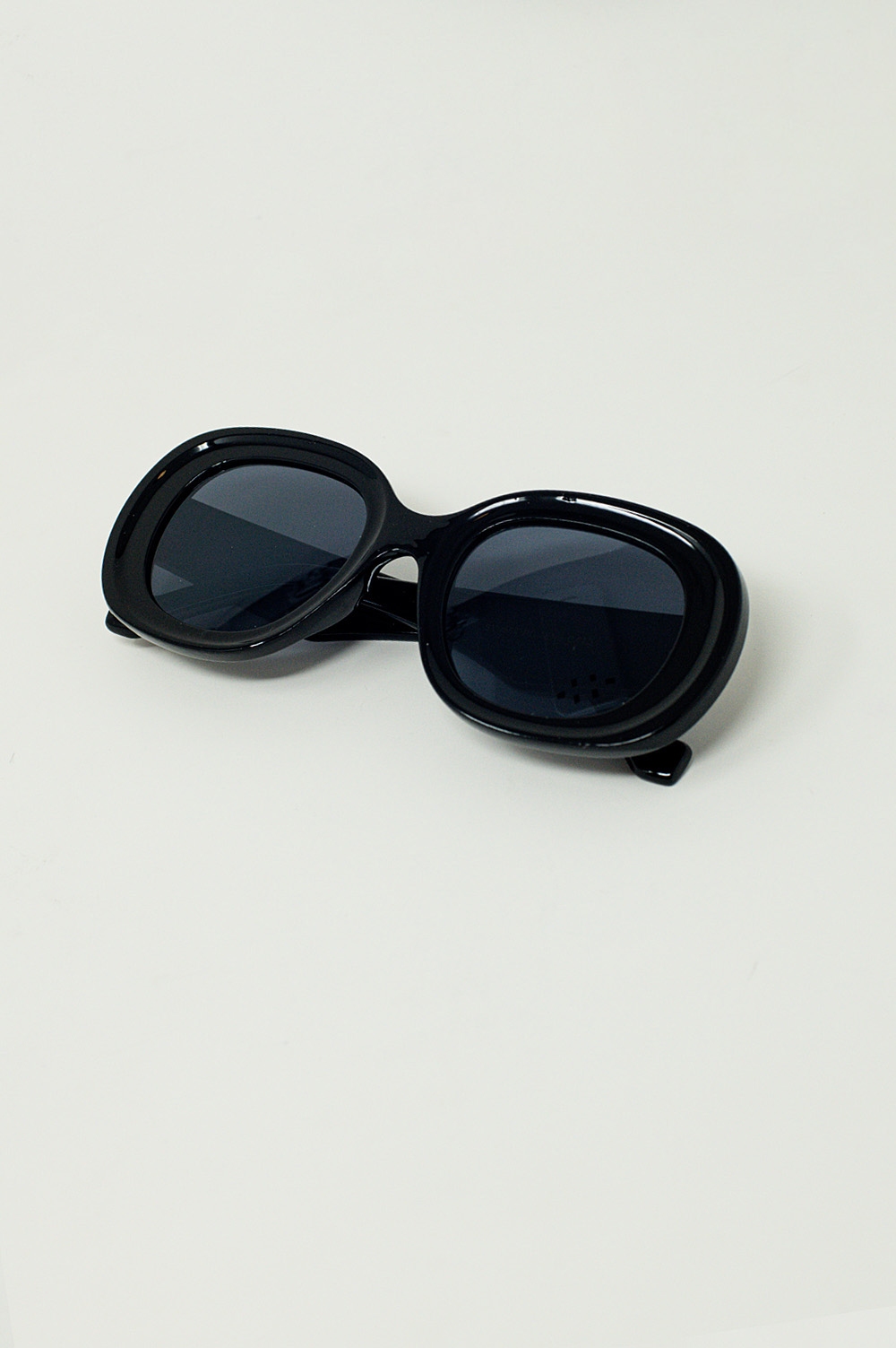 Gafas de sol circulares y grandes en negro