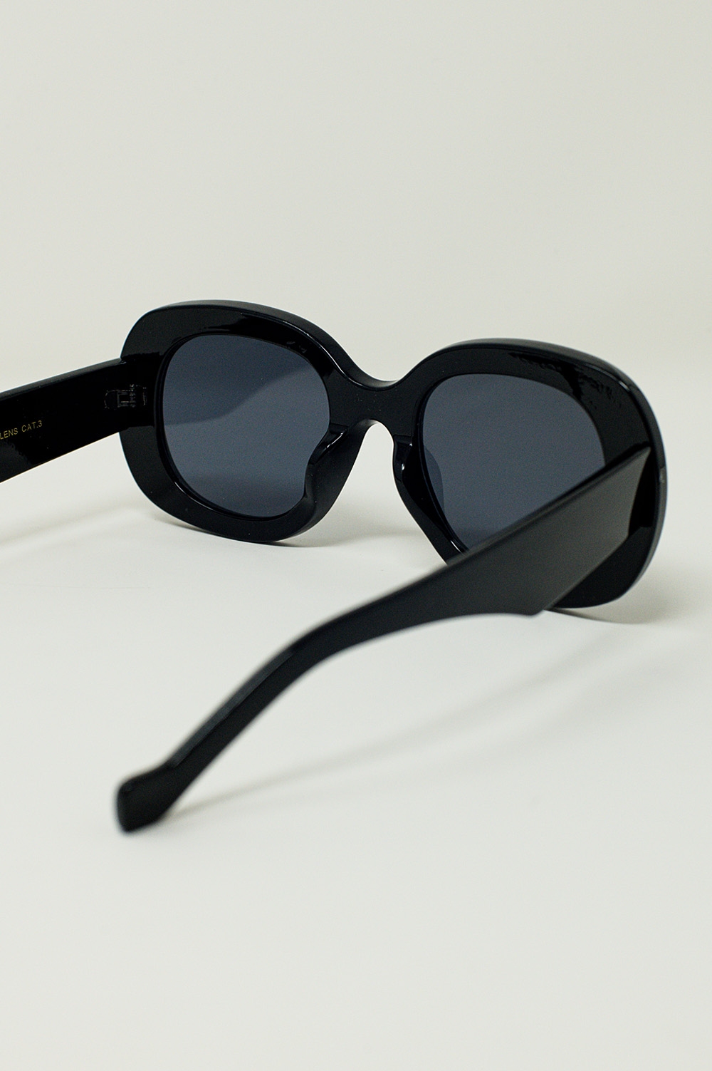 Gafas de sol circulares y grandes en negro