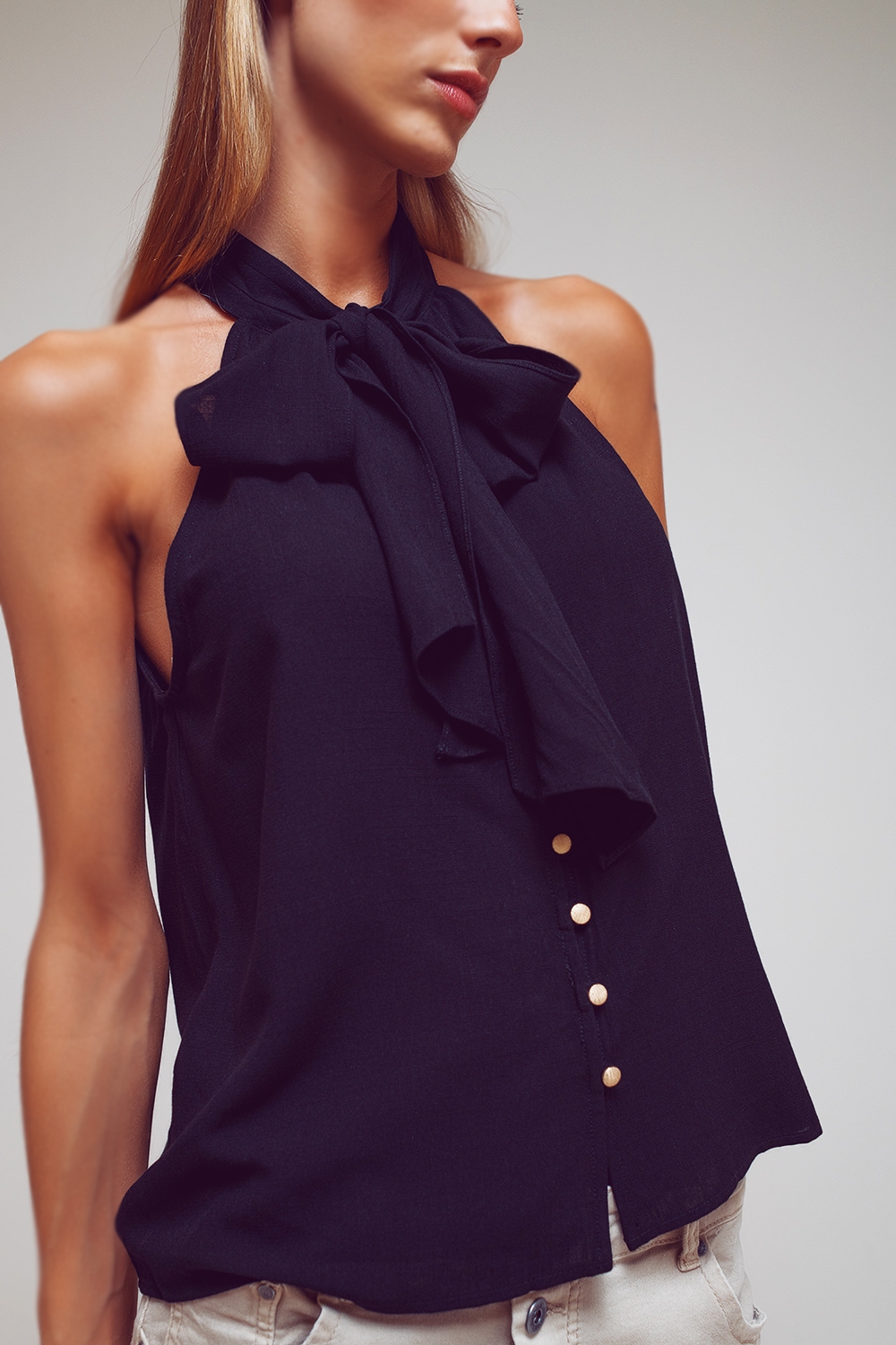 Top Halter con cuello lazado en negro Top Halter con cuello lazado en negro