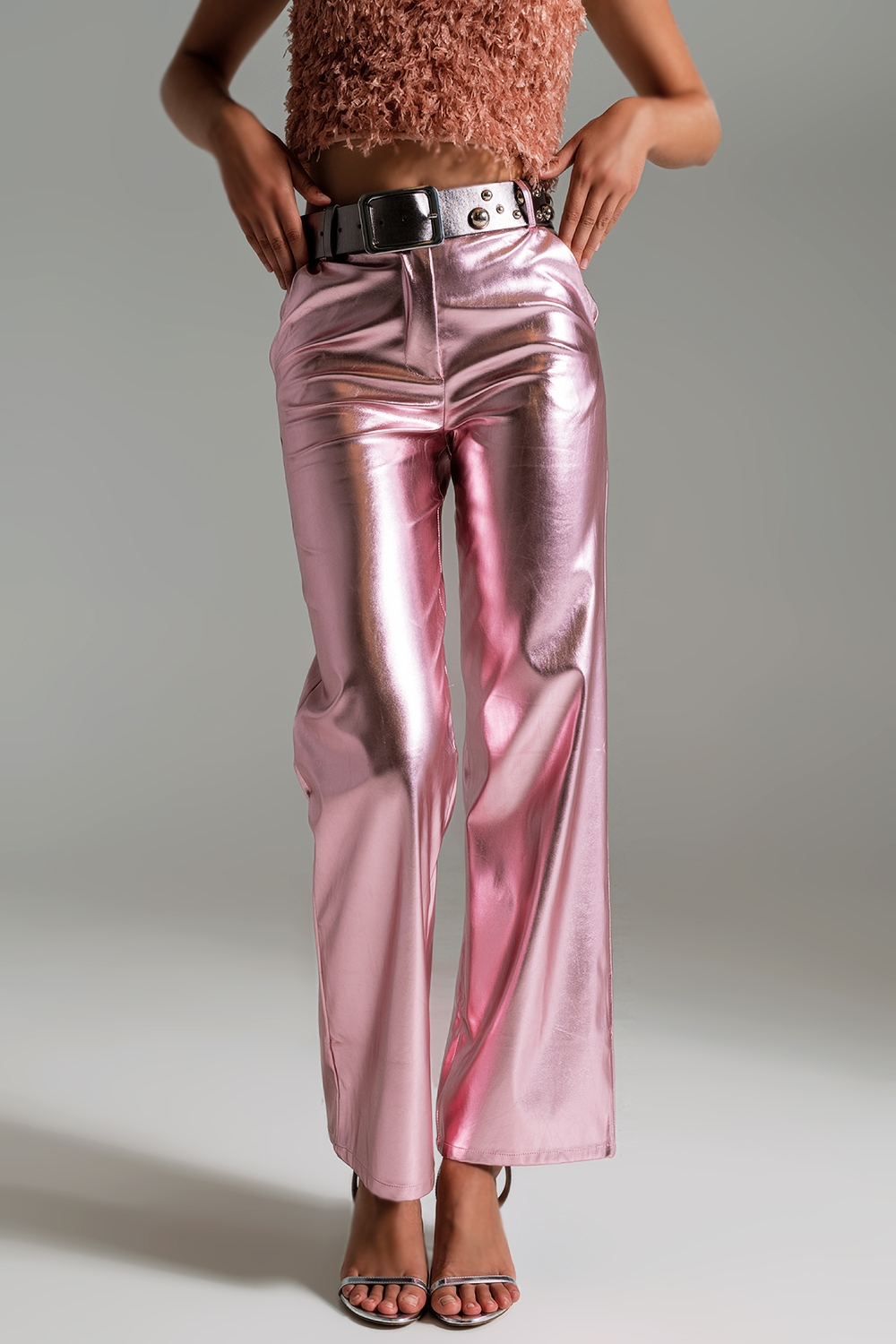 Pantalones rectos metálicos en rosa
