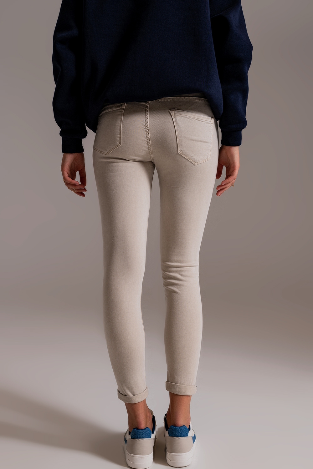 Jeans beige tobilleros con arrugas suaves Jeans beige tobilleros con arrugas suaves