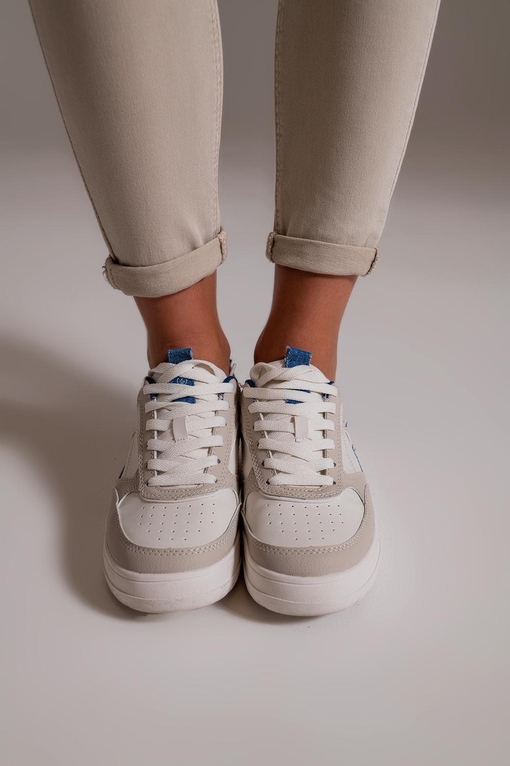 Jeans beige tobilleros con arrugas suaves Jeans beige tobilleros con arrugas suaves