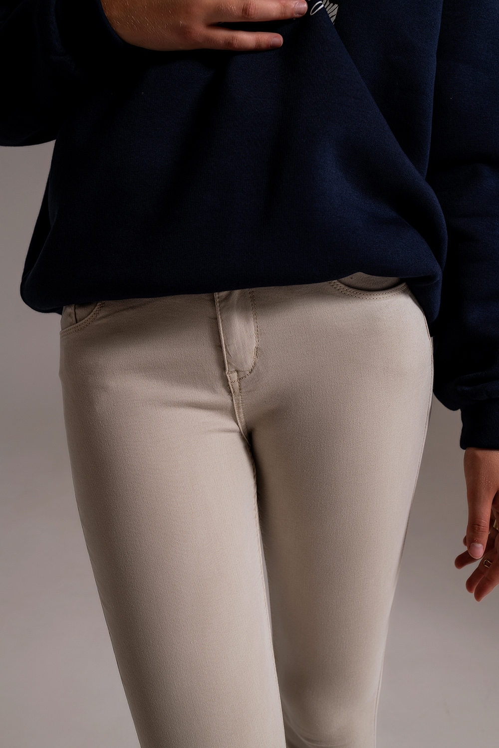 Jeans beige tobilleros con arrugas suaves Jeans beige tobilleros con arrugas suaves