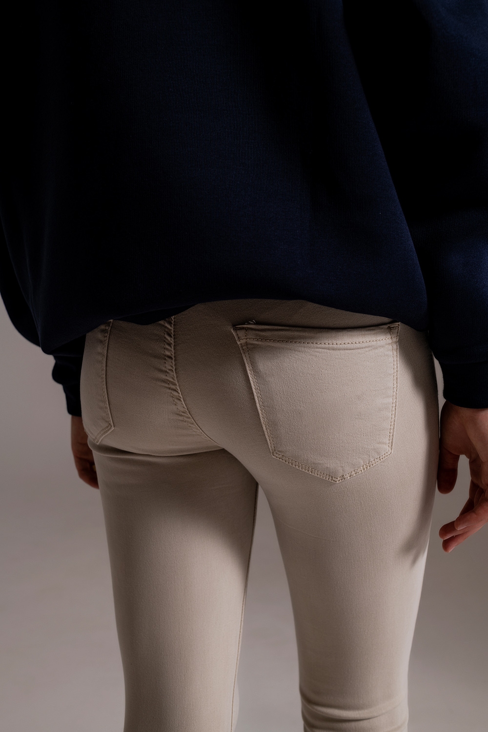 Jeans beige tobilleros con arrugas suaves Jeans beige tobilleros con arrugas suaves
