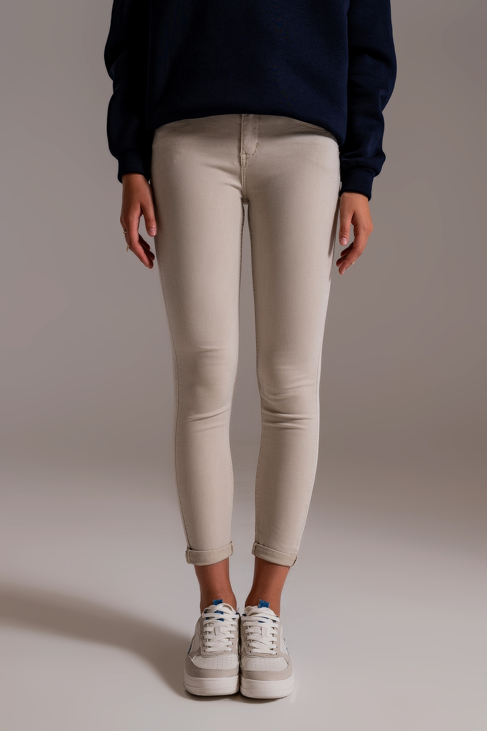 Jeans beige tobilleros con arrugas suaves Jeans beige tobilleros con arrugas suaves