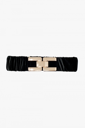 Cinturón negro de terciopelo elástico con cierre de metal.