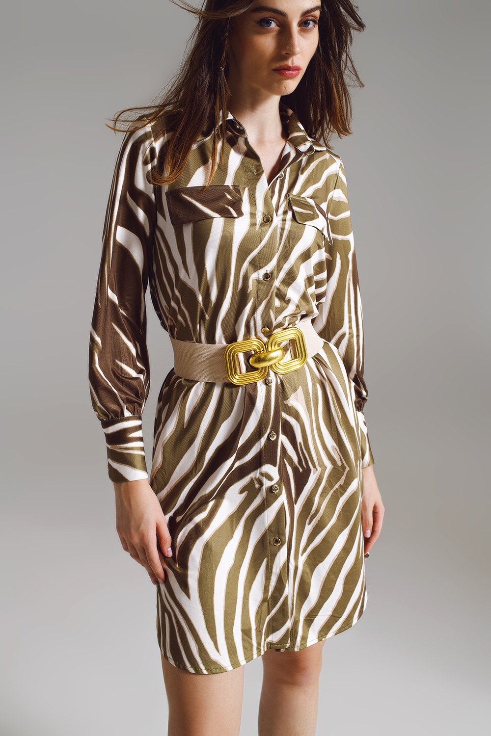 Vestido corto midi con estampado de cebra en blanco y verde oliva
