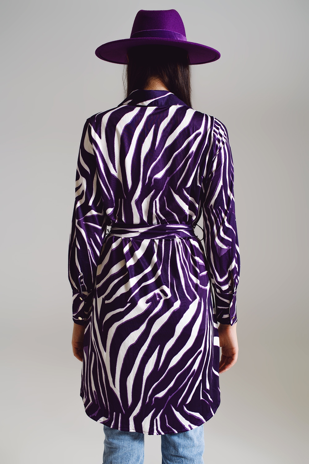 Vestido corto midi con estampado de cebra en blanco y morado.