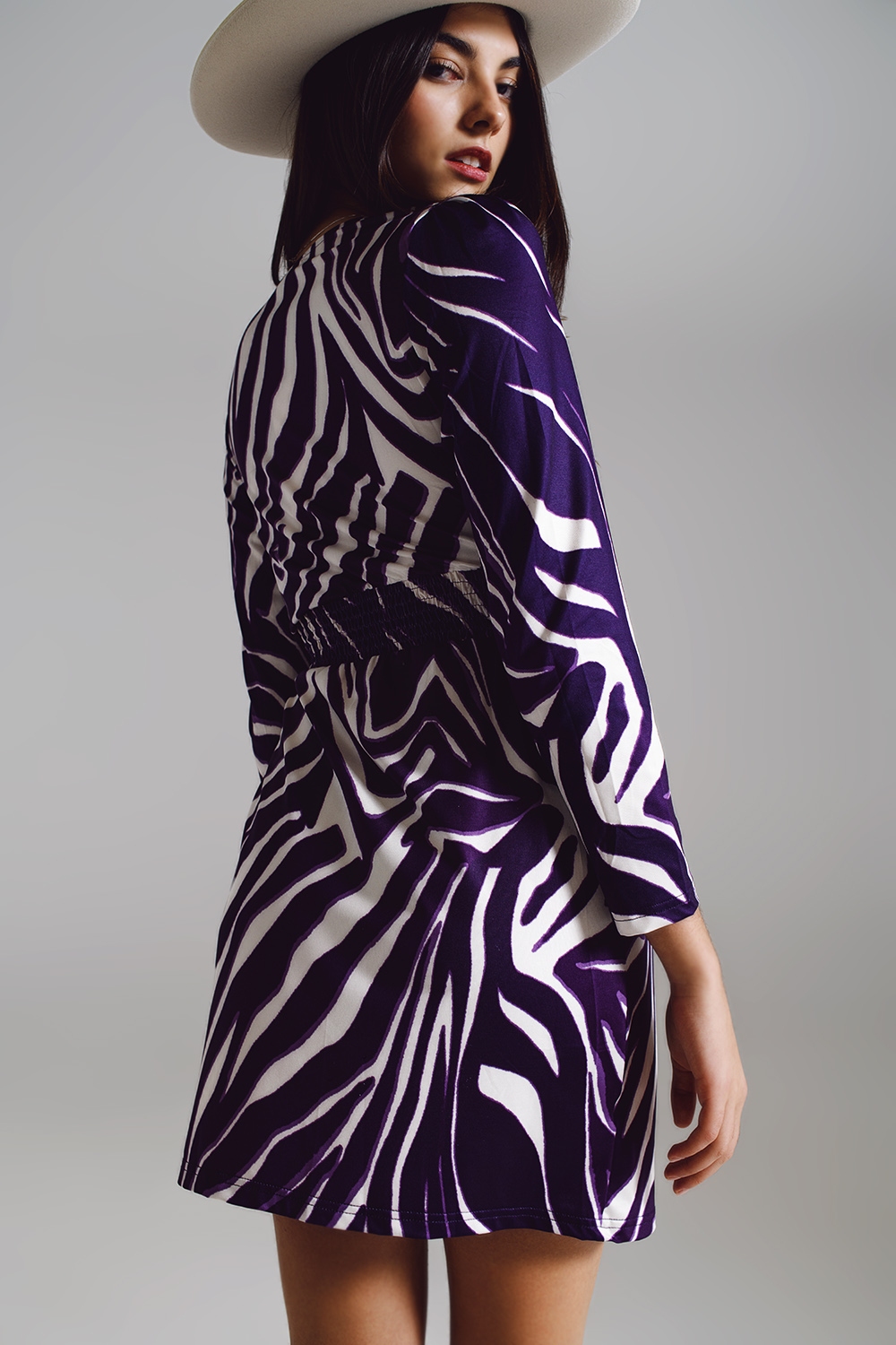 Vestido de manga larga con cintur&oacute;n en crema y estampado de cebra en morado