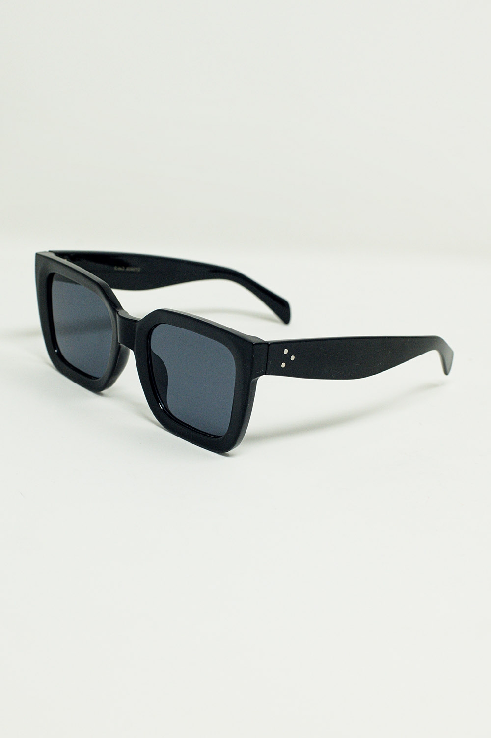 Gafas de sol cuadradas con lentes oscuros en negro
