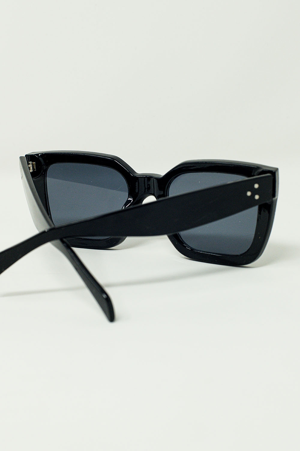 Gafas de sol cuadradas con lentes oscuros en negro