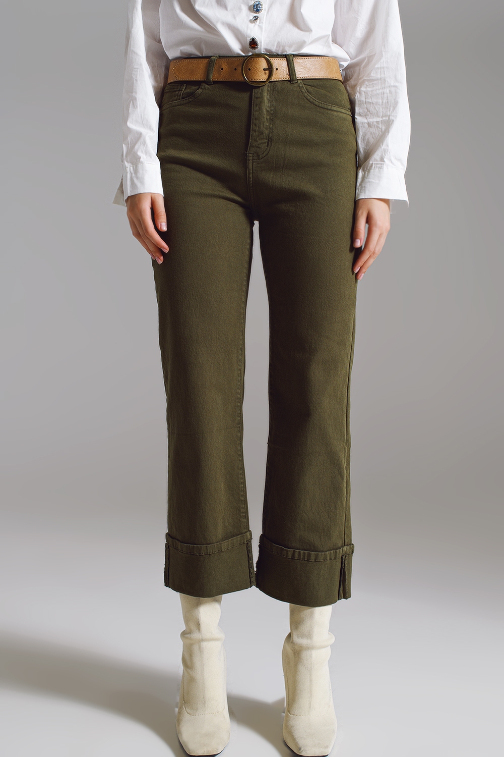 Pantalones ajustados con dobladillo corto en color verde oscuro