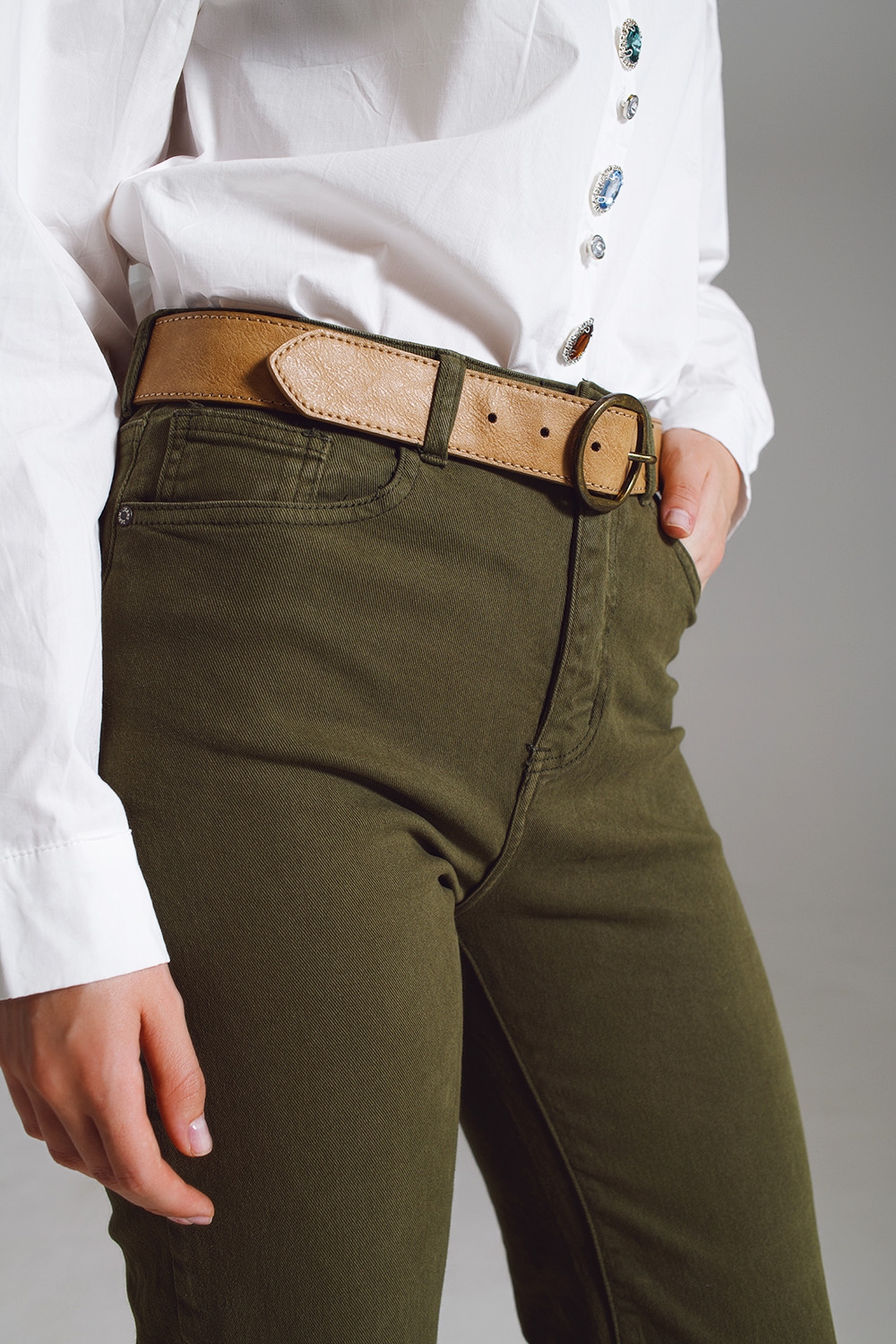 Pantalones ajustados con dobladillo corto en color verde oscuro