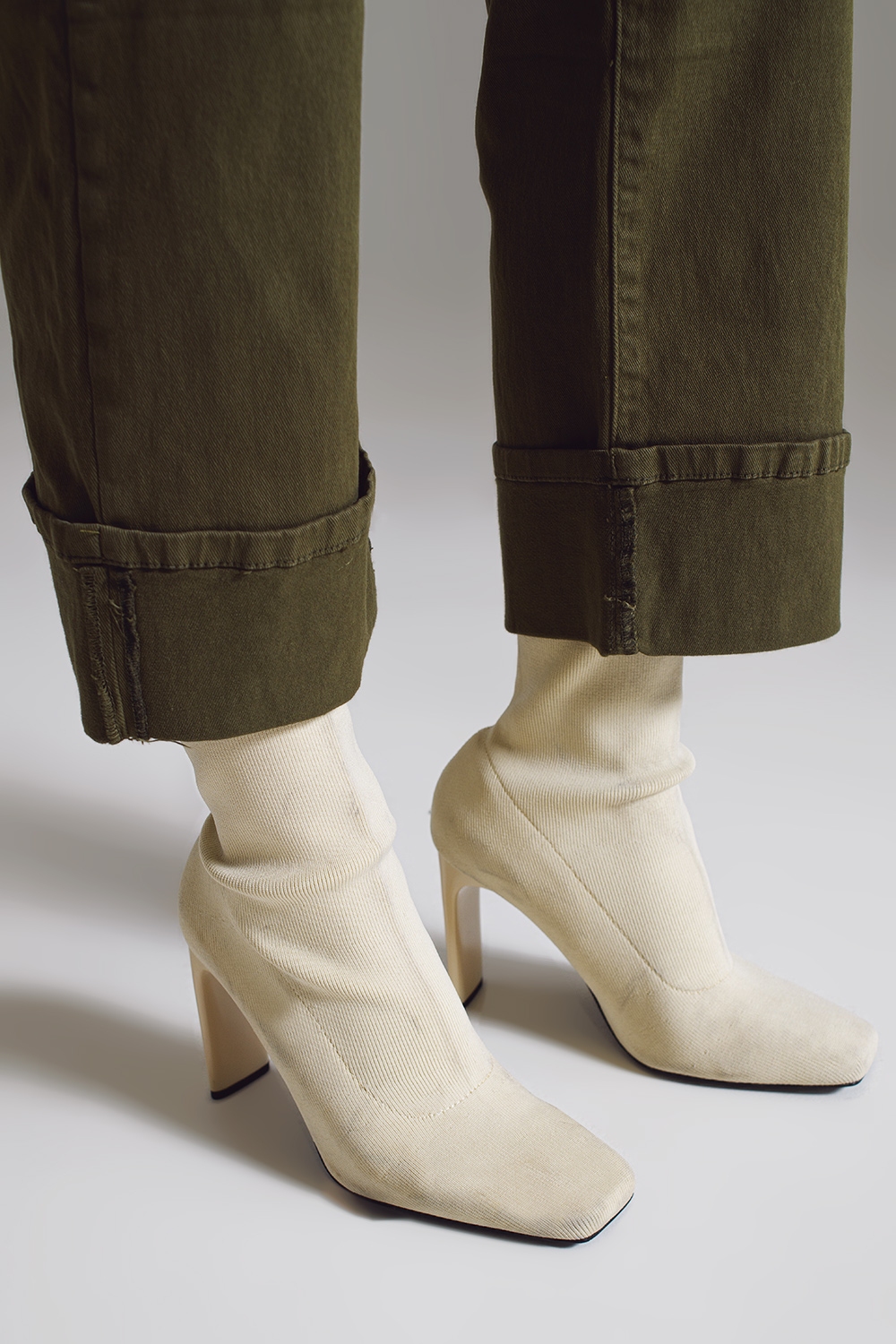 Pantalones ajustados con dobladillo corto en color verde oscuro