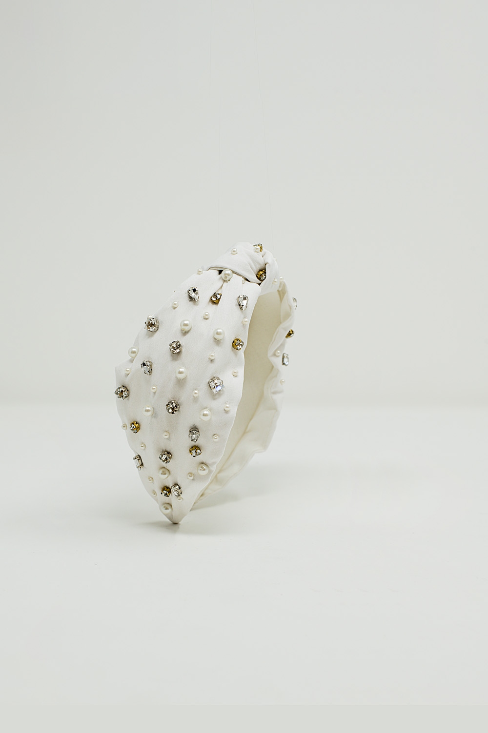 Diadema blanca con perlas y strass decorativos Diadema blanca con perlas y strass decorativos