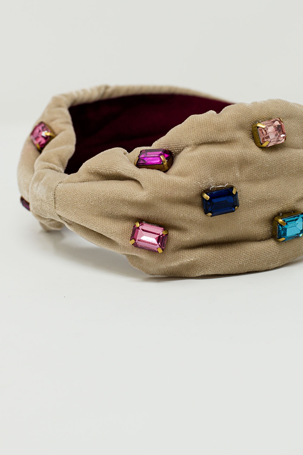 Diadema de terciopelo beige con adornos de pedrería Diadema de terciopelo beige con adornos de pedrería