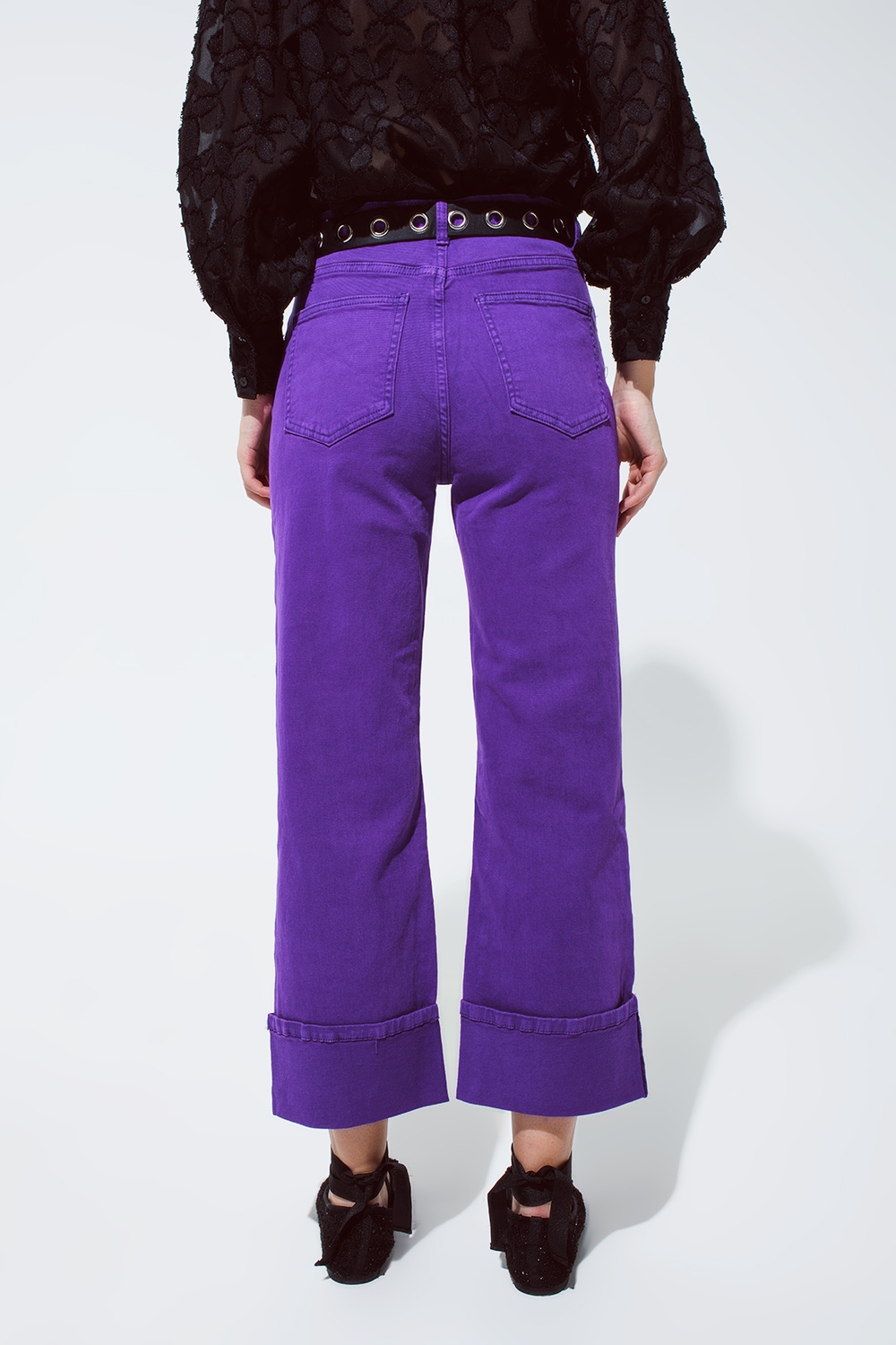 Pantalones vaqueros de pierna recta con bajo recortado en morado