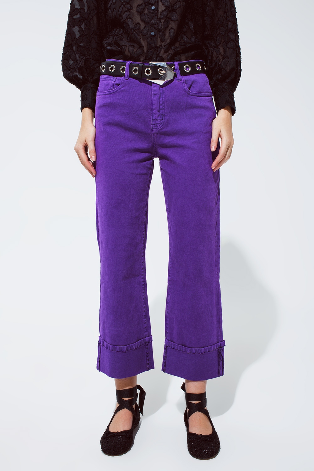 Pantalones vaqueros de pierna recta con bajo recortado en morado