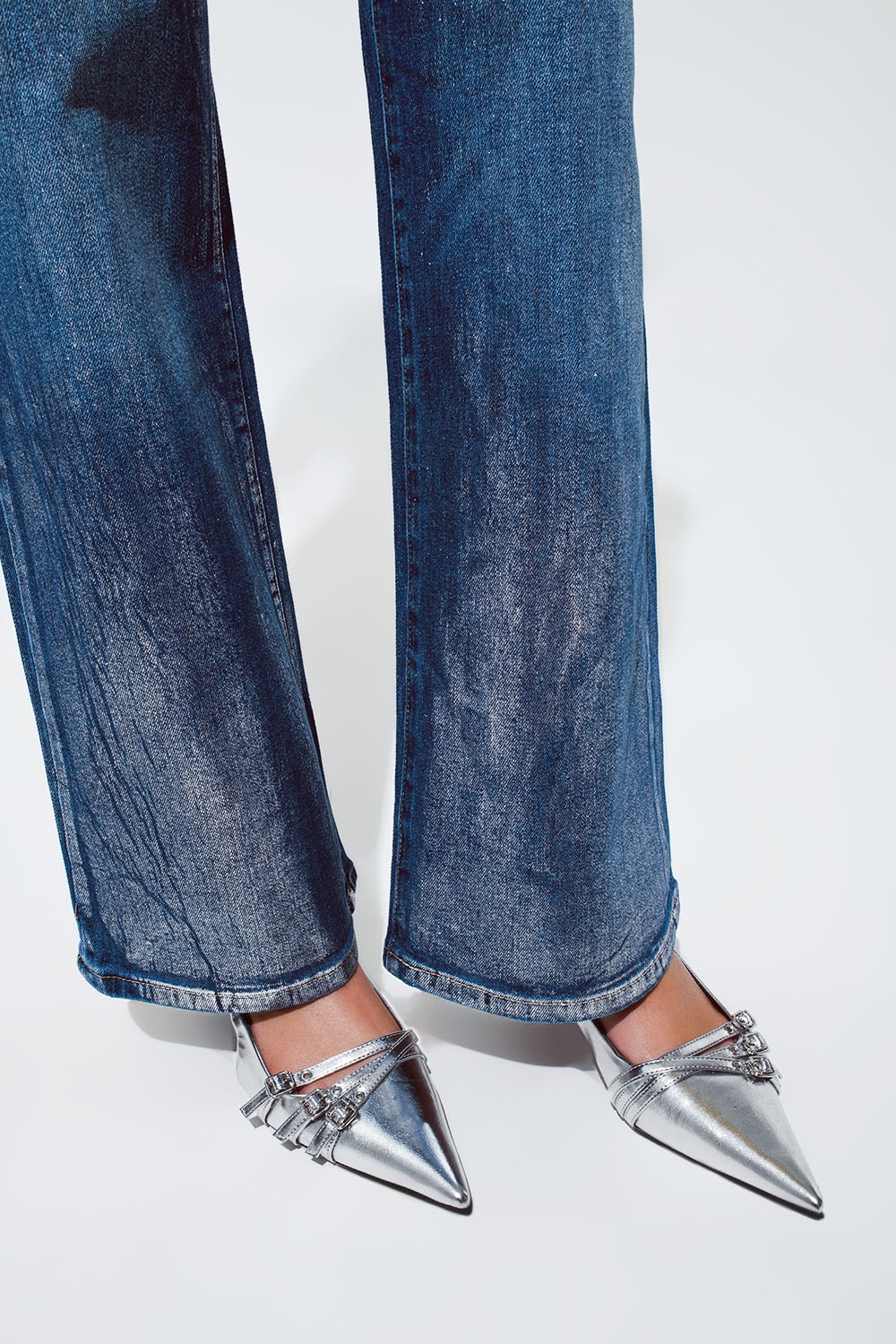Jeans de pierna recta con acabado metálico plateado Jeans de pierna recta con acabado metálico plateado