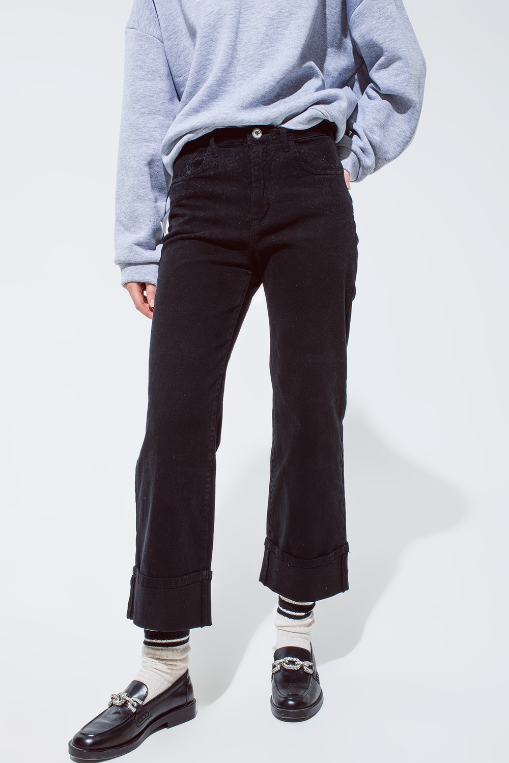 Pantalones vaqueros rectos en negro con perneras dobladas