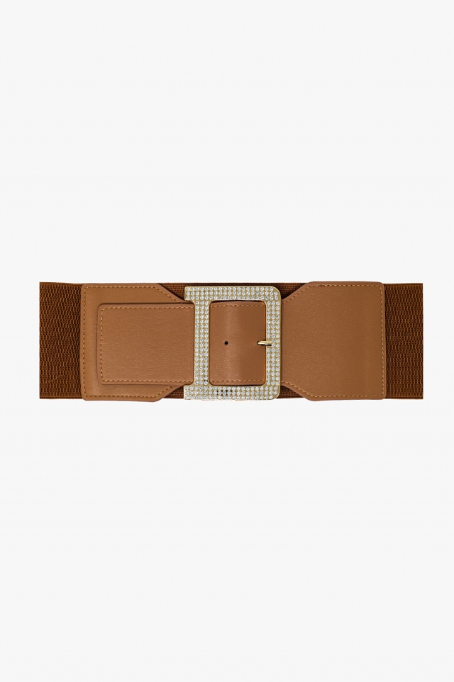 Amplio cinturón elástico marrón con detalles de pedrería.
