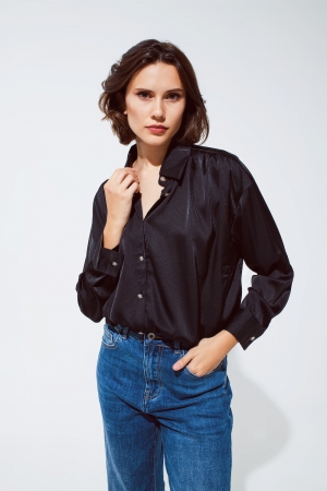 blusa de raso negro con botones de strass