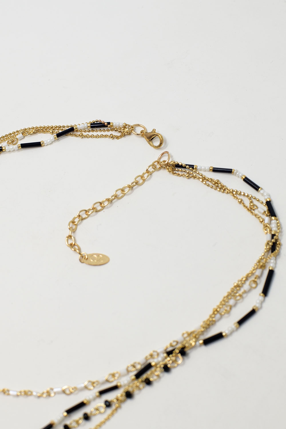 Collar 4 en 1 dorado con cuentas blancas y negras