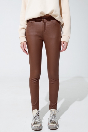 Pantalones super pitillo de efecto polipiel en marrón claro