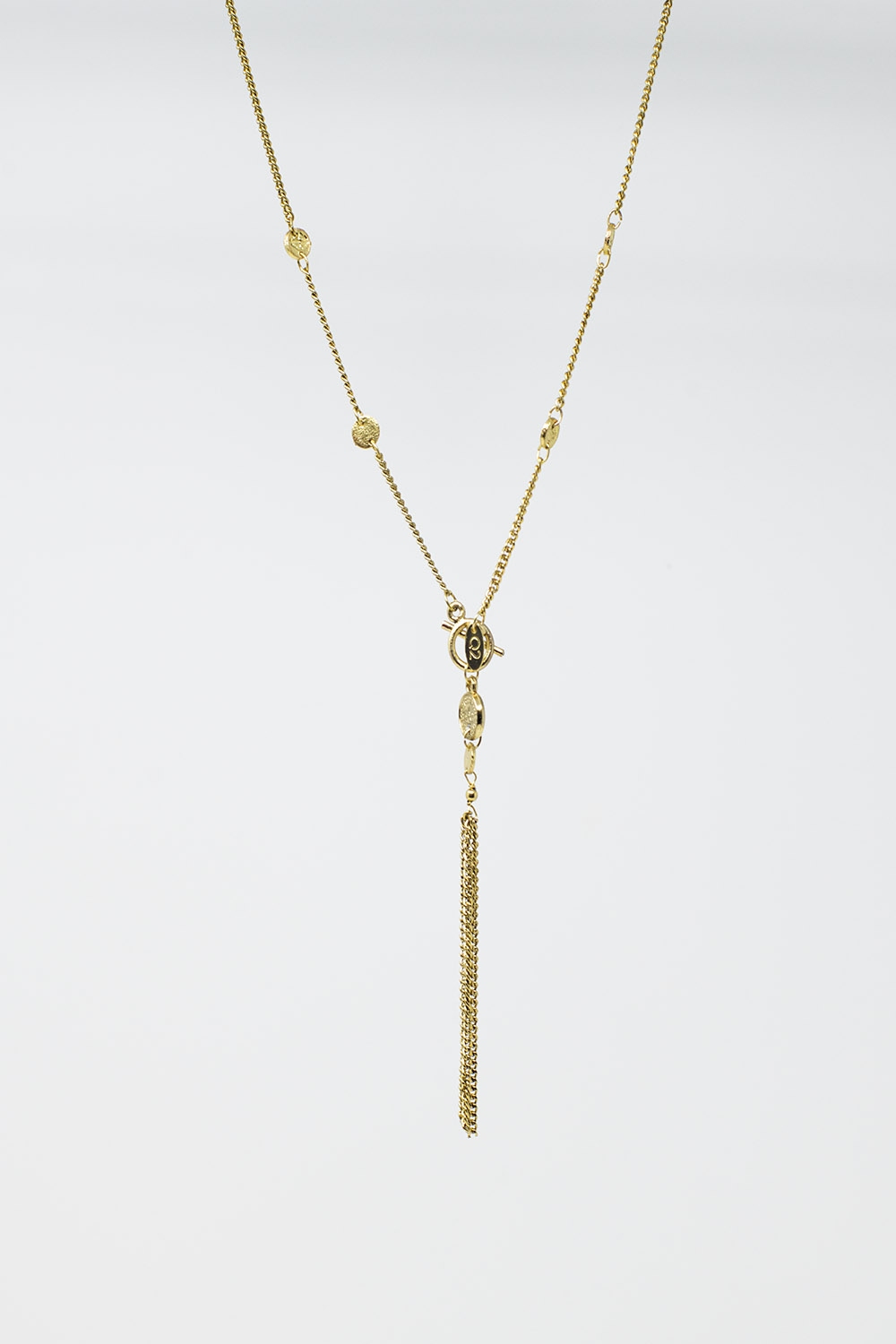 Collar dorado con cuentas y detalle de cadena con flecos