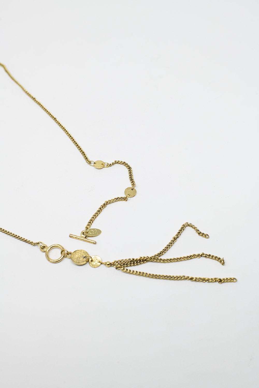 Collar dorado con cuentas y detalle de cadena con flecos