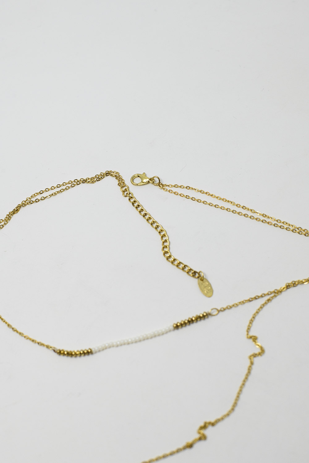 Collar largo 2 en 1 de oro con detalles de perlas y n&aacute;car
