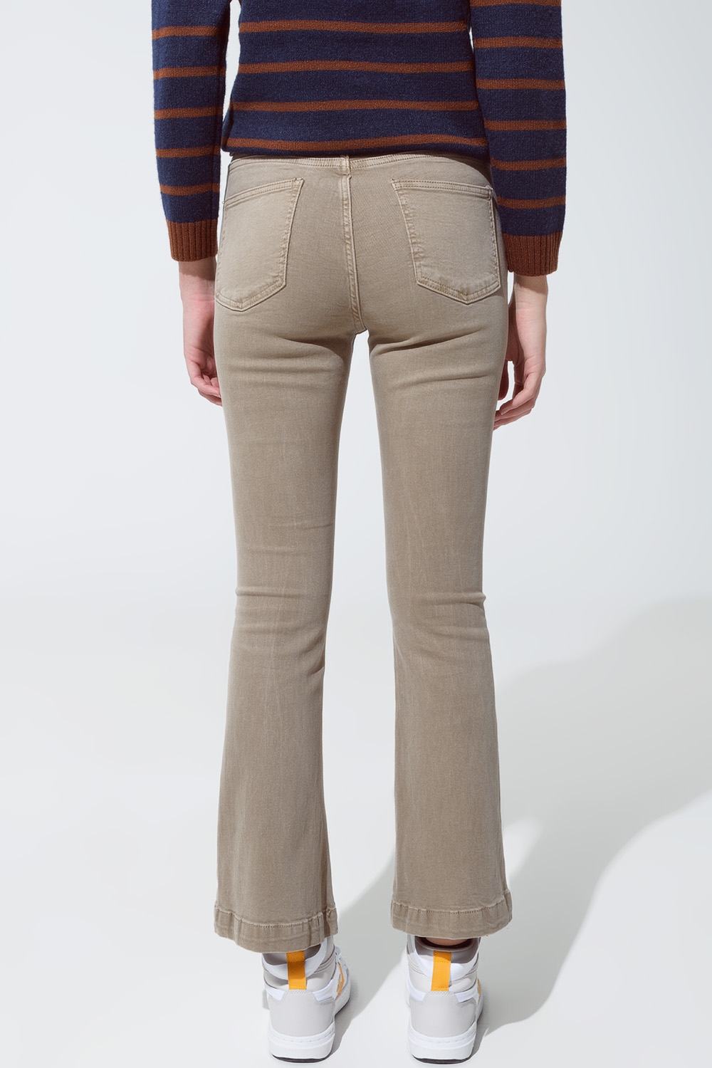 Vaqueros pitillo acampanados con detalle de doble botón en beige Vaqueros pitillo acampanados con detalle de doble botón en beige