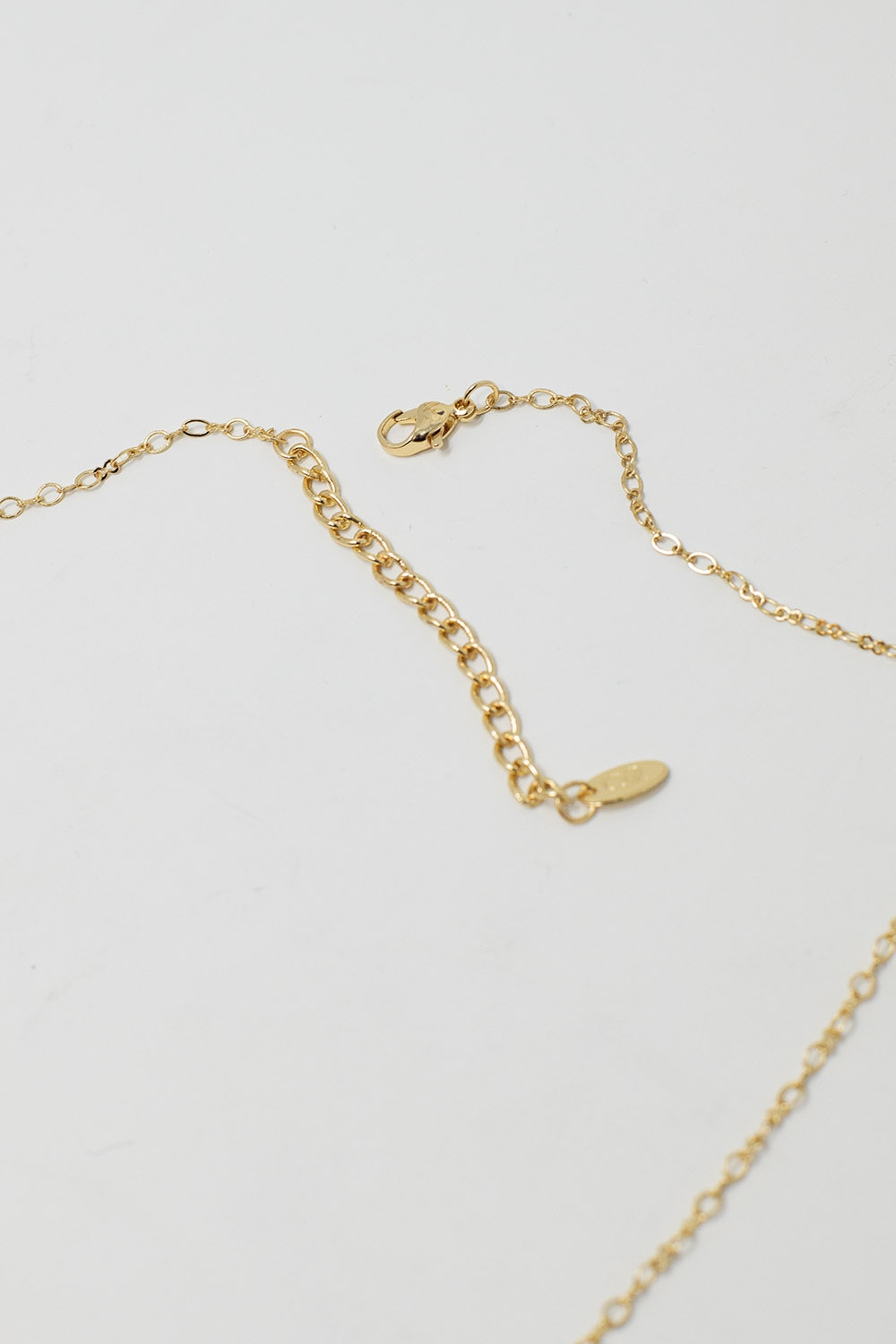 Collar dorado con estrella y cuenta verde