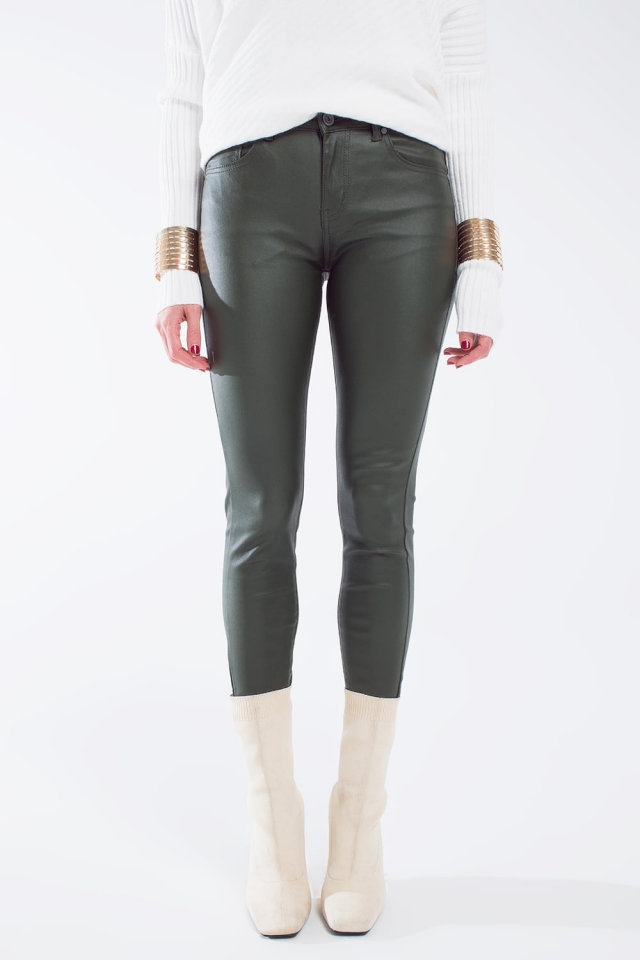 Pantalones revestidos en verde