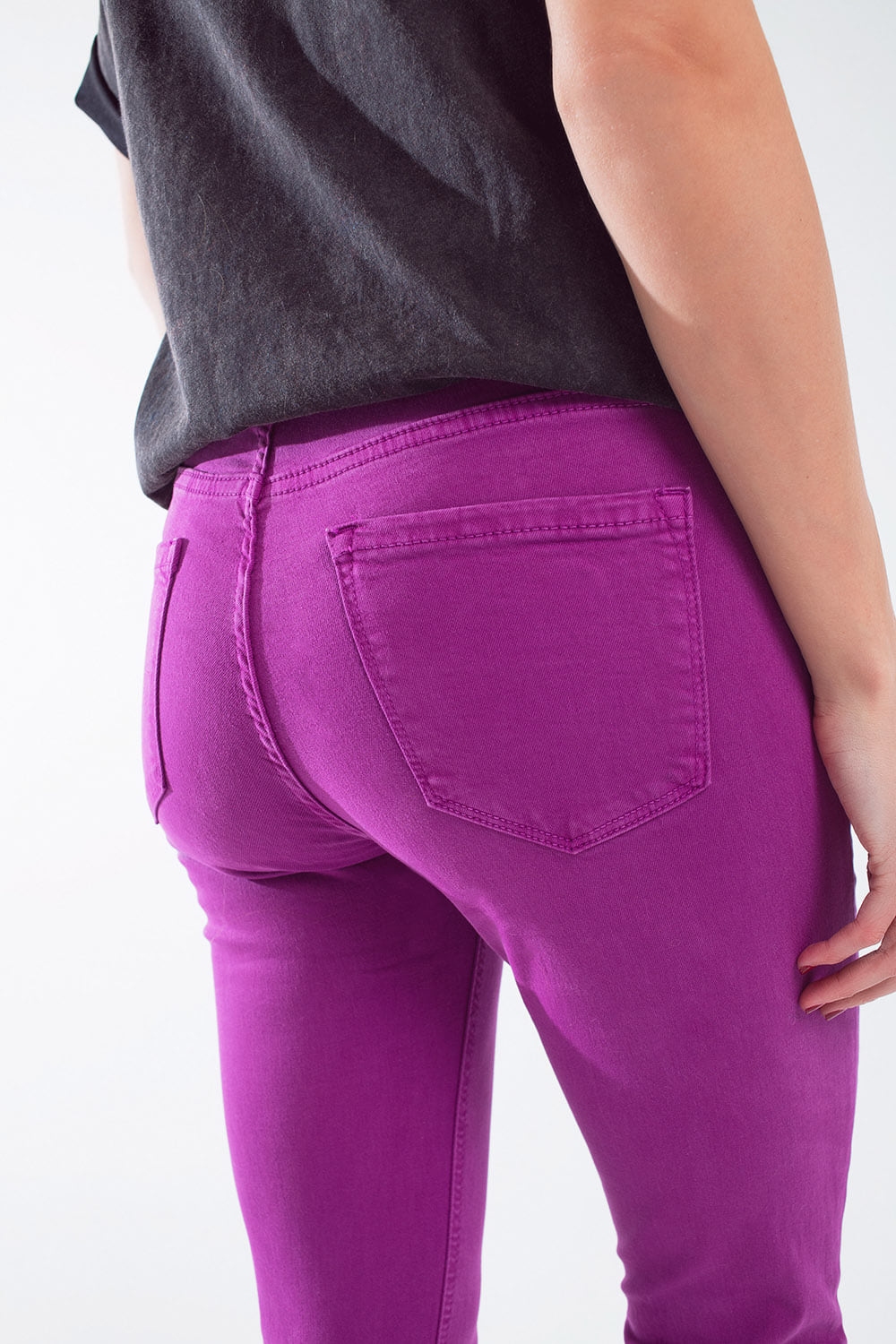 Vaqueros super ajustados tobilleros fucsia con suaves arrugas