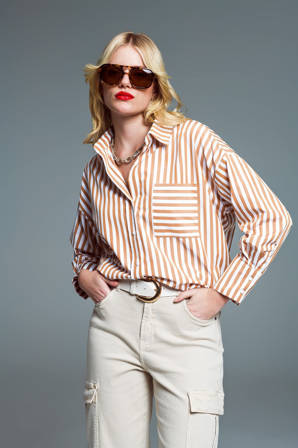 Camisa relajada a rayas con bolsillo a contraste en beige Camisa relajada a rayas con bolsillo a contraste en beige