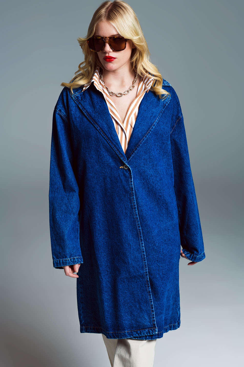 Abrigo en tejido denim extra grande con cuello ancho en lavado medio Abrigo en tejido denim extra grande con cuello ancho en lavado medio