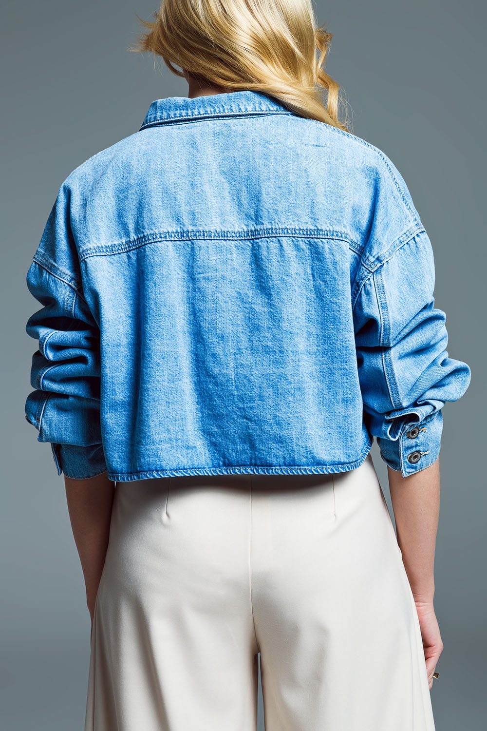 Cazadora vaquera b&aacute;sica cropped en azul claro Con bolsillo en el pecho