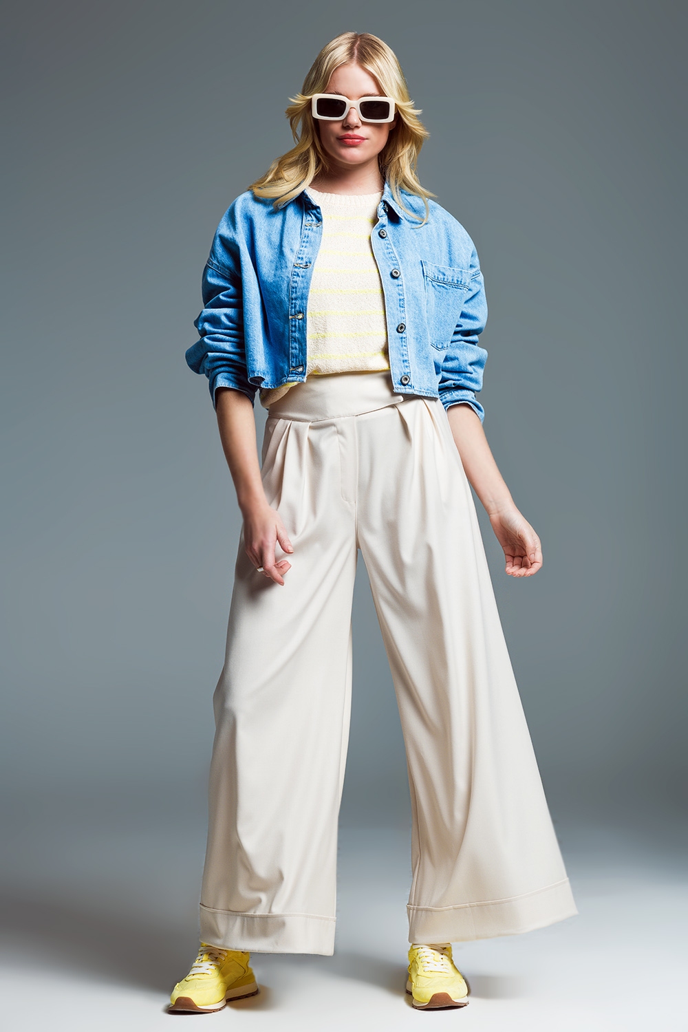 Cazadora vaquera b&aacute;sica cropped en azul claro Con bolsillo en el pecho