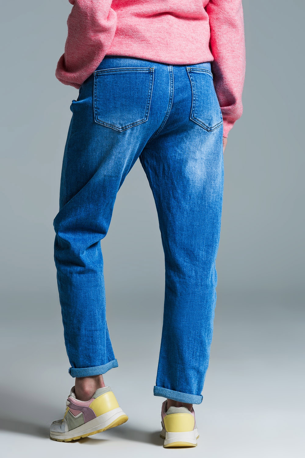 Vaqueros Basic Mom Fit en lavado medio con pinzas en las rodillas Vaqueros Basic Mom Fit en lavado medio con pinzas en las rodillas