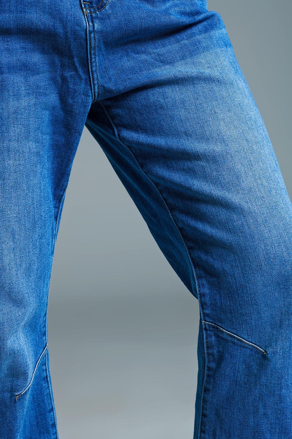 Vaqueros Basic Mom Fit en lavado medio con pinzas en las rodillas Vaqueros Basic Mom Fit en lavado medio con pinzas en las rodillas