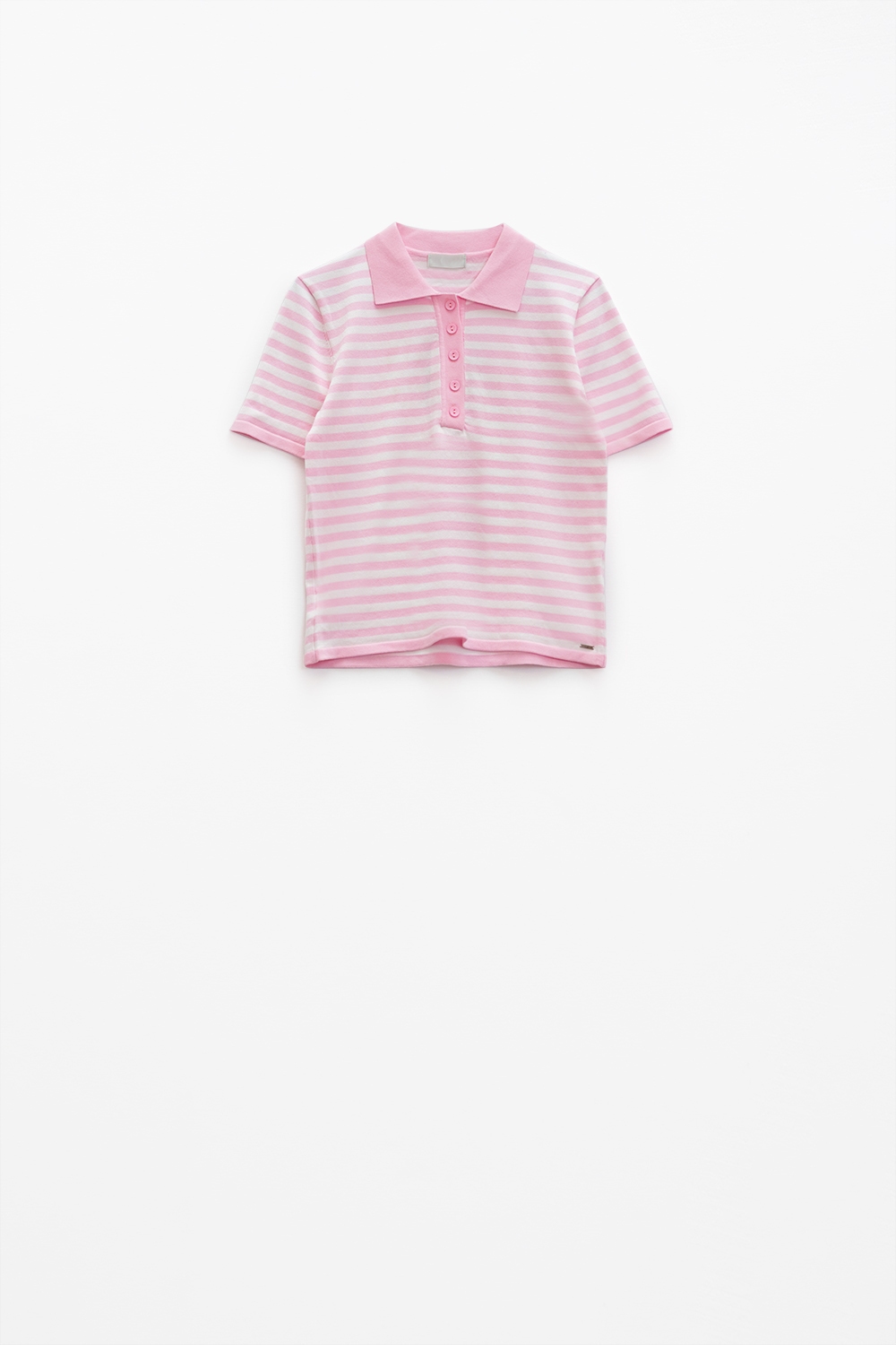 Polo blanco de manga corta con rayas rosa claro y detalles de botones frontales