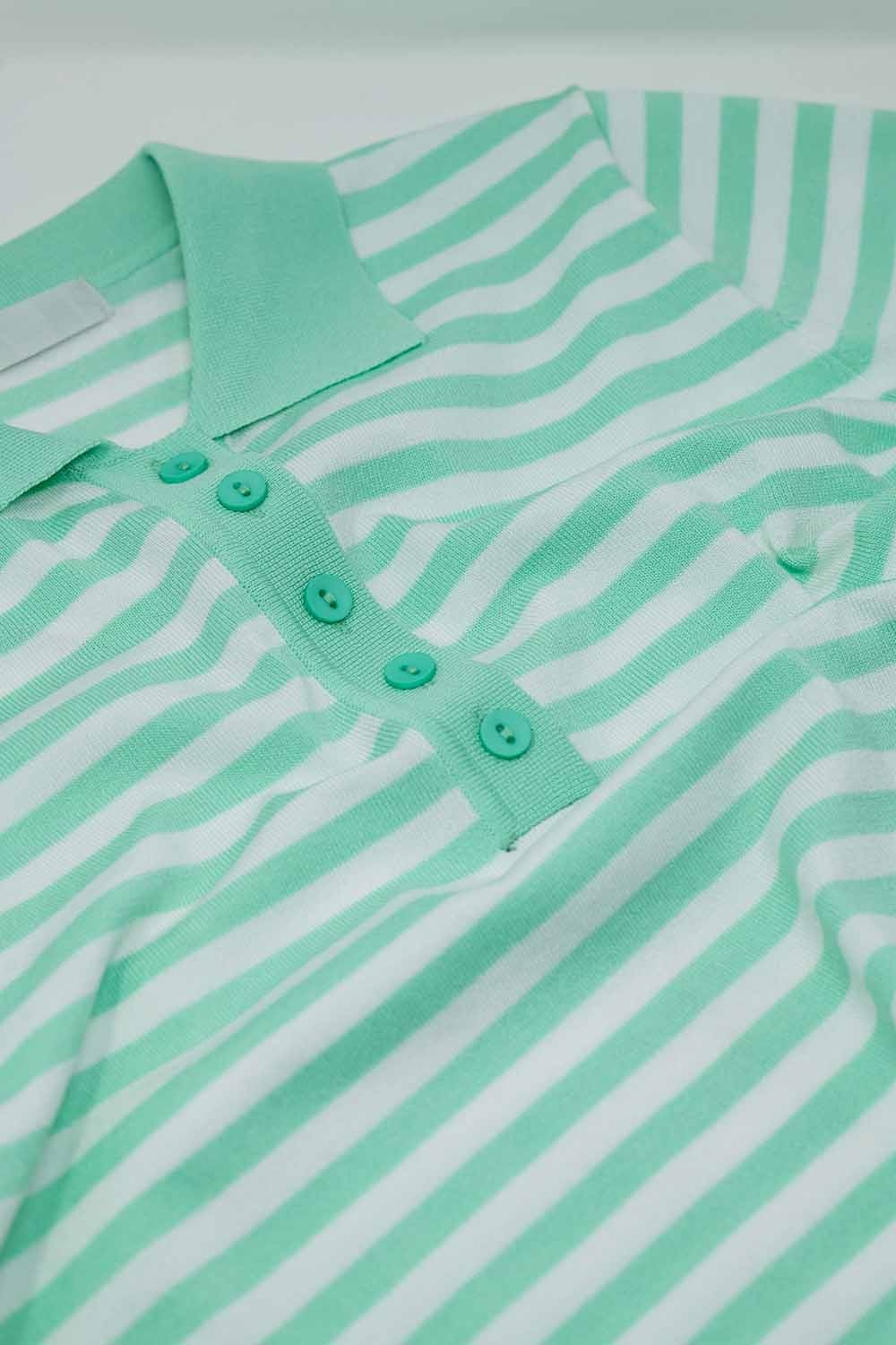 Polo blanco de manga corta con rayas azul claro y detalles de botones frontales Polo blanco de manga corta con rayas azul claro y detalles de botones frontales